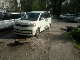 «Автомобиль припаркован прямо на тротуаре у здания КТРК. 23 апреля», - пешеход.