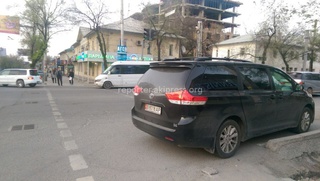 Читатель прислал фото: «Нарушитель на пешеходном переходе Фрунзе-Советская 18 апреля около 15:00.»