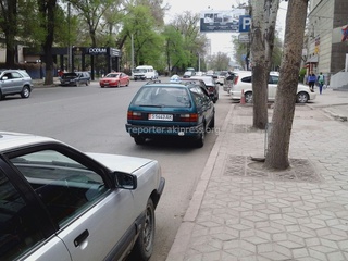 «8888BC и другие нарушители в центре города», - прислал читатель.