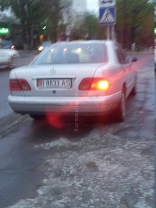 «Почему у нас стало нормой ездить по тротуарам. Паркуются на них таксисты и никто не обращает на них внимания, и это в центре рядом с цирком. Такое происходит везде», - прислал читатель 25 апреля.