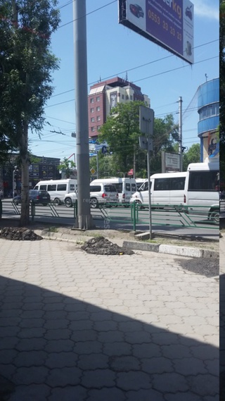 На Абдрахманова-Горького всю грязь из арыков выложили прямо на тротуар, из-за чего распространяется ужасный запах, - читатель <b><i>(фото)</i></b>