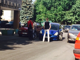 Утром по ул. Фрунзе произошла авария, из-за чего образовалась пробка, - читатель <b><i>(фото)</i></b>