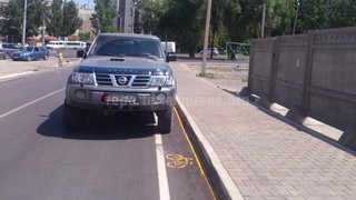 Почему не эвакуируют машины, припаркованные на единственной велодорожке в городе? - читатель <b><i>(фото)</i></b>