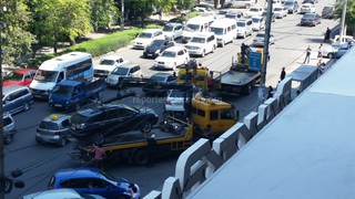 Эвакуатор забрал авто, припаркованные перед ТЦ «Бишкек парк», - горожанин <b><i>(фото)</i></b>