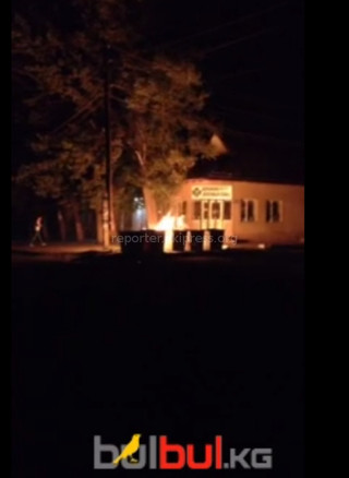 Ночью на пересечении ул.Айни-Ш.Руставели горел мусор в контейнерах, - горожанин <b><i>(видео)</i></b>