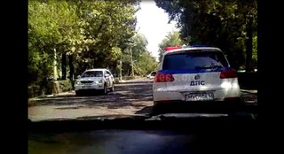 Инспектор ДПС, управляя машиной Volkswagen Touareg, разговаривал по телефону и был не пристегнут, - читатель <b><i>(фото, видео)</i></b>