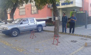 Горожанин интересуется, законно ли установлены спецустройства для предотвращения парковки на пересечении улиц Исанова-Токтогула <i>(фото)</i>