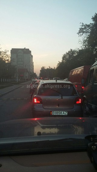 Автолюбитель сообщает, что стоит в пробке по улице Боконбаева уже 45 минут <b><i>(фото)</i></b>