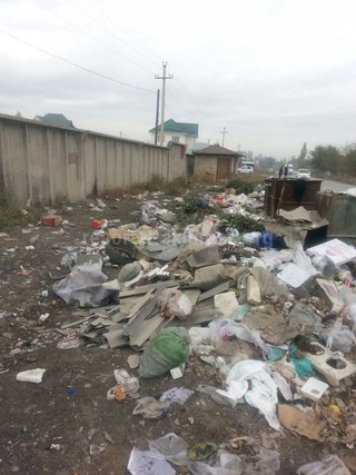 Микрорайон Достук завален мусором, - житель (фото)