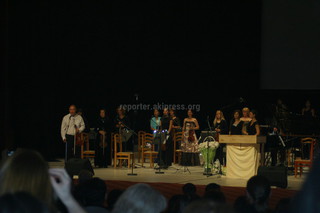 Невозможно наслаждаться концертом в филармонии,так как параллельно на нижнем этаже проходит той, - читатель