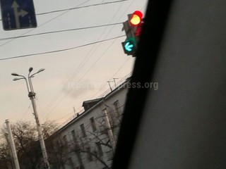 Знак допсекции светофора налево на пересечении Мира-Ахунбаева создает неудобства, - автолюбитель (фото)
