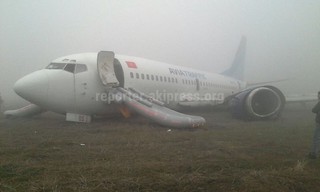 <b>Фото и видео кадры «Боинга 737» авиакомпании «Авиатрафик», совершившего аварийную посадку в аэропорту Оша</b> <i>(дополнено)</i>