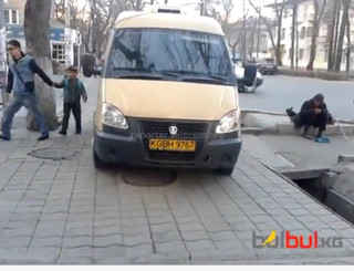 Инкассаторская автомашина перегородила тротуар на улице Турусбекова, - читатель <b><i>(видео)</i></b>