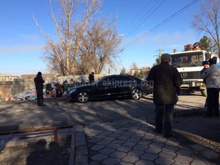 Автомашина перегородила путь к мусорным бакам в мкр Улан-2, - читатель (фото)