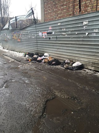 Читатель жалуется на мусор в микрорайоне Восток-5 (фото)