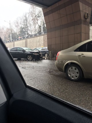 Автомобиль врезался в опору моста по проспекту Манаса, - читатель <b><i>(фото)</i></b>