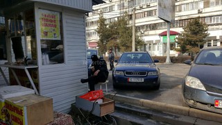 Законно ли работает парковщик возле рынка «Ак-Эмир», - читатель (фото)