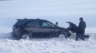 В Суусамыре из-за гололеда автомашины съезжают с дороги, - читатель (видео)