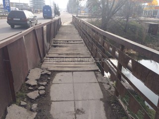 Читатель жалуется, что мэрия Бишкека не обратила внимание в ходе ремонта на пешеходную часть моста, расположенного по улице Ауэзова <i>(фото)</i>