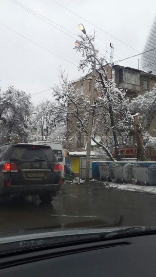 По улице Боконбаева днем горят фонари ночного освещения, хотя в пятницу была проведена проверка, - читатель (фото)
