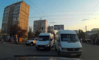 Водитель маршрутки совершил поворот со второго ряда (видео) Водитель маршрутки совершил поворот со второго ряда (видео)