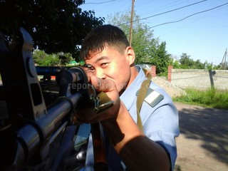 Читатель спрашивает, можно ли сотрудникам милиции выставлять свои фото с оружием в соцсети