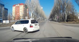 Прошу ДПС принять меры в отношении водителя автомобиля Honda, госномер S 6206A E, который 6 февраля 2016 года создал аварийную ситуацию на перекрестке Мира-Южная магистраль. Автомобиль двигался по южной магистрали в восточном направлении, затем совершил поворот на проспект Ч.Айтматова (Мира) в северном направлении, а затем совершил очередной запрещенный маневр влево, создав аварийную ситуацию. Когда мы нашли двор, в который заехал таксист, он уже снял фишку. Возможно он работает без патента. Надеюсь что службы такси узнают своего водителя и примут меры.