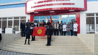 Иностранных студентов ОшГУ ознакомили с историей, значением символов на флаге КР (фото)