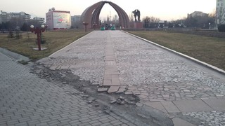 Дорожка к вечному огню со стороны ул.Ибраимова начала разрушаться (фото) Дорожка к вечному огню со стороны ул.Ибраимова начала разрушаться (фото)