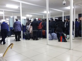 Пассажиров двух рейсов в ошском филиале аэропорта «Манас» утром обслуживает один пограничник (фото) Пассажиров двух рейсов в ошском филиале аэропорта «Манас» утром обслуживает один пограничник (фото)