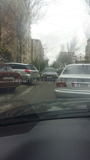 Водитель BMW ехал по встречной полосе по ул.Исанова, создавая пробки, - читатель <i>(фото)</i>
