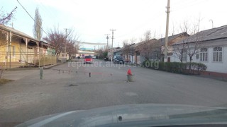 В Оше на улице Атабаева житель самовольно установил лежачий полицейский, - читатель <i>(фото)</i>