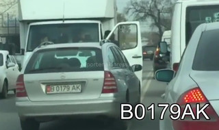 В Бишкеке женщина, выехав на встречку, побила водителя авто <i>(видео)</i>