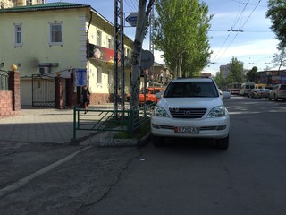 Lexus GX был припаркован под запрещающим знаком