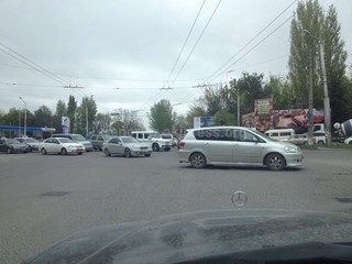 На перекрестке Шабдан Баатыра-Горького образовалась пробка из-за неработающего светофора <i>(фото)</i>
