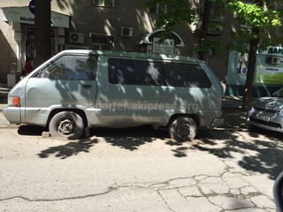 Бишкекчанин просит убрать с обочины дороги сломанное авто по ул.Турусбекова (фото)