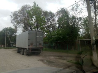 Возле детсада по ул.Матыева организована станция перегрузки большегрузных машин (фото)