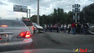 Читатель прислал видео с места ДТП с участием машины частной скорой помощи