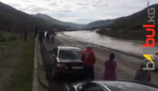 Селевые потоки на автодороге Ош—Иркештам <i>(видео)</i>