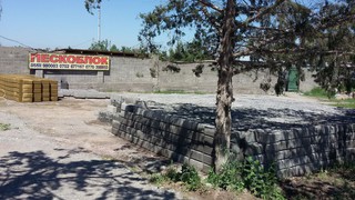 Инспектор Санитарно-экологической инспекции выехал на ул.Садырбаева, где предприниматель огородил территорию вдоль улицы, - мэрия