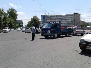 В Оше на перекрестке Масалиева-Карасуйская столкнулись авто и Porter (фото)