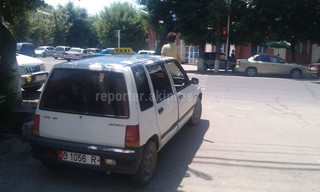 В Оше на ул.Ленина на пешеходной дорожке паркуются таксисты, - читатель (фото)