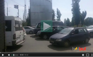 На перекрестке Толстого-Чапаева образовалась пробка в несколько направлений (видео)