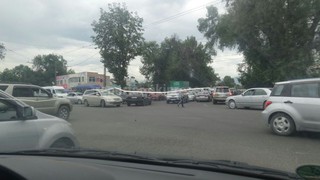 На перекрестке Московской-Кулиева парень регулировал движение из-за пробки, хотя светофор работал (фото)