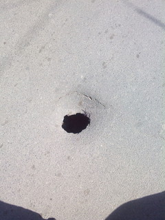 На перекрестке Жибек жолу-Суюмбаева на асфальте образовалась дыра, - читатель (фото)