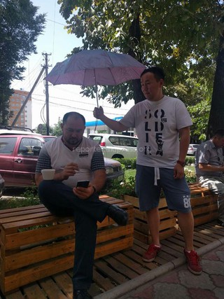 В соцсетях под хештегом #umbrellaChallengeKG пародируют чиновников, над которыми держали зонт отдельные люди <i>(фото, дополнено)</i>