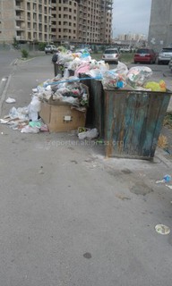 В мкр Джал-15 мусорные баки стоят на тротуаре и мешают пешеходам, - читатель (фото)