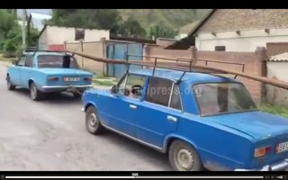 Видео - «Жигули» везут 12-метровую арматуру