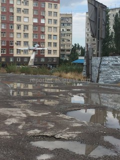 Кто будет ремонтировать дорогу в 12 мкр в промежутке домов №20/3 и 20/4? - читатель (фото)