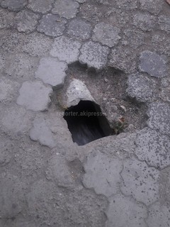 Читатель просит закрыть дыру, образовавшуюся на остановке Абдрахманова-Московская <i>(фото)</i>
